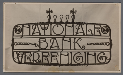 878039 Afbeelding van een smeedijzeren ornament met de naam 'NATIONALE BANK VEREENIGING', dat ooit geplaatst was boven ...